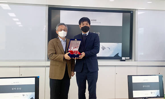 ▲이상돈 토마토시스템 대표(오른쪽)가 박재문 ICT폴리텍대학 학장으로부터 감사패를 받고 있다. / 사진=토마토시스템