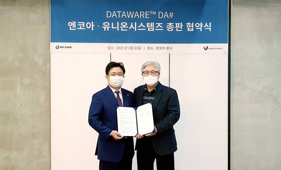 ▲이화식 엔코아 대표(오른쪽)와 홍민석 유니온시스템즈 대표가 총판협약을 체결한 뒤 기념촬영을 하고 있다. / 사진=엔코아