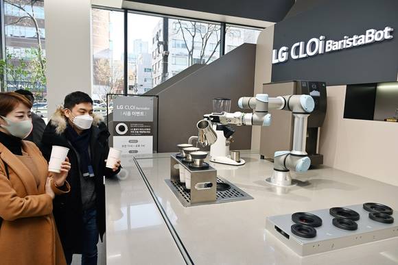 ▲LG베스트샵 서초본점을 방문한 고객들이 LG 클로이 바리스타봇이 핸드드립 방식으로 만든 커피를 즐기고 있다. / 사진=LG전자
