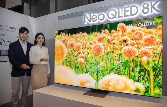 ▲삼성전자 모델이 서울 서초동에 위치한 삼성 딜라이트에서 신제품 ‘네오 QLED’ TV를 소개하고 있다. / 사진=삼성전자