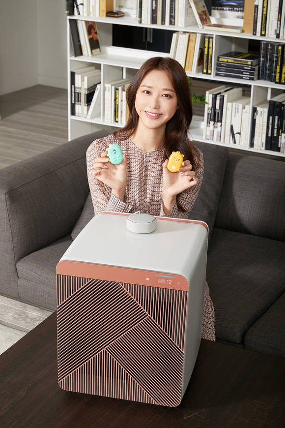 ▲삼성전자 모델이 수원 삼성전자 디지털시티 프리미엄하우스에서 삼성 공기청정기 ‘비스포크 큐브 에어’와 카카오엔터프라이즈 스마트 스피커 ‘미니헥사’, ‘미니링크’를 소개하고 있다. / 사진=삼성전자