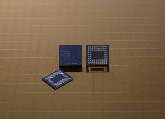 ▲SK하이닉스가 양산하는 18GB LPDDR5 모바일 D램 / 사진=SK하이닉스