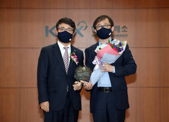 ▲2020년도 유가증권시장 공시우수법인 시상식서 김정호 KAI 상무(오른쪽)과 임재준 한국거래소 유가증권시장본부장이 기념사진을 촬영하고 있다 / 사진=KAI