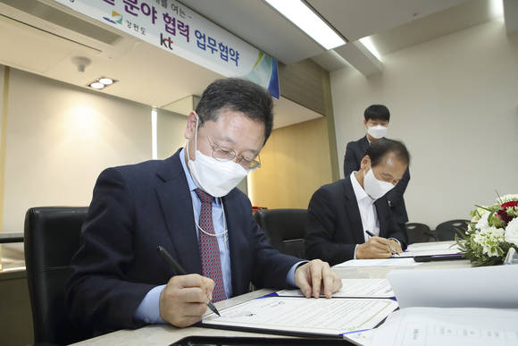 ▲KT와 강원도청은 9일 서울 종로구 KT 웨스트 사옥에서 강원도-KT간 디지털 뉴딜 분야 협력 양해각서를 체결했다. 신수정 KT 엔터프라이즈부문장(왼쪽)과 최문순 강원도지사가 양해각서에 서명을 하고 있다. / 사진=KT