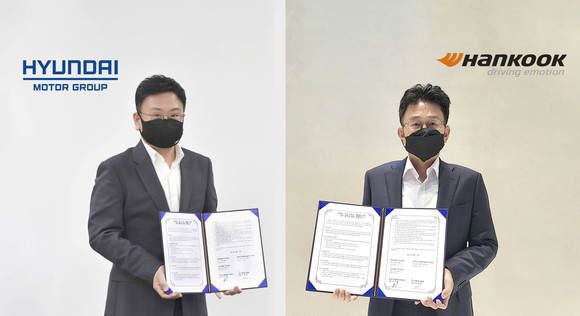 ▲권오륭 현대차·기아 모빌리티플랫폼사업실장(왼쪽)과 구본희 한국타이어 연구개발혁신총괄이 비대면 업무협약을 체결하고 기념사진을 촬영하고 있다 / 사진=현대차·기아