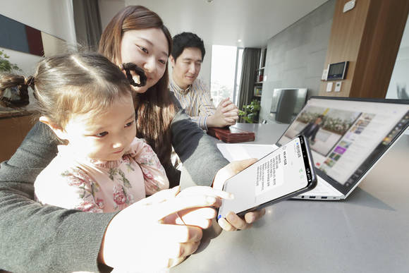 ▲KT가 종교단체의 비대면 후원금 납부 기능을 제공하는 ‘060스마트헌금콜’ 서비스를 출시했다고 14일 밝혔다. 모델들이 060헌금콜서비스로 종교 후원금을 비대면으로 납부하고 문자메시지로 결과를 확인하고 있다. / 사진=KT