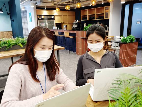 ▲LG이노텍 직원들이 서울시 중구 연세세브란스빌딩에 위치한 거점 오피스에서 온라인 화상 회의 시스템으로 의견을 나누고 있다. / 사진=LG이노텍
