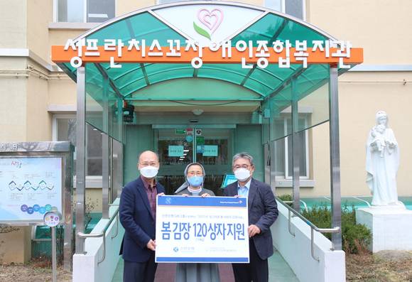 ▲성프란치스꼬장애인종합복지관에서 진행된 전달식에서 (왼쪽부터)강명규 신한은행 GIB그룹 투자금융본부장, 김희정 성프란치스꼬장애인종합복지관장 아네스 수녀, 이정우 신한은행 GIB그룹 GIB본부장이 기념촬영을 하는 모습 / 사진=신한은행