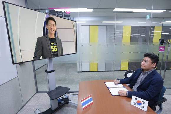 ▲LG유플러스는 태국 최대 이동통신사 AIS와 역대 최대인 1114만 달러 규모의 5G 솔루션 및 콘텐츠 수출 계약을 체결하고 4월부터 U+5G 서비스를 태국에 제공한다고 밝혔다. 사진은 최윤호 LG유플러스 XR서비스사업담당(오른쪽)이 태국 AIS 프라따나 릴라파낭 소비자사업최고책임자와 화상회의를 통해 5G 수출계약을 체결하고 있는 모습 / 사진=LG유플러스