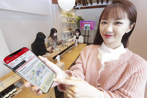 ▲KT가 소상공인 대상 무료 빅데이터 상권분석 플랫폼 ‘잘나가게’에서 예비 창업자를 위한 상권분석 서비스를 신규 제공한다. 모델이 잘나가게를 소개하고 있다. / 사진=KT