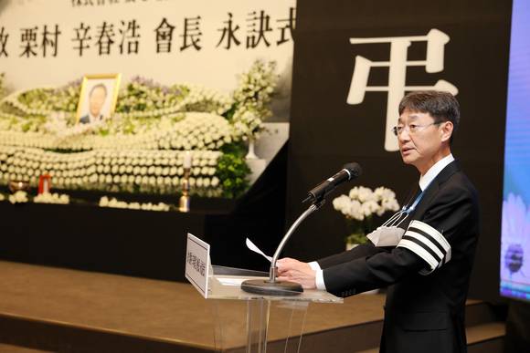 ▲신동원 농심 부회장이 영결식에서 인사말을 전하고 있다. / 사진=농심