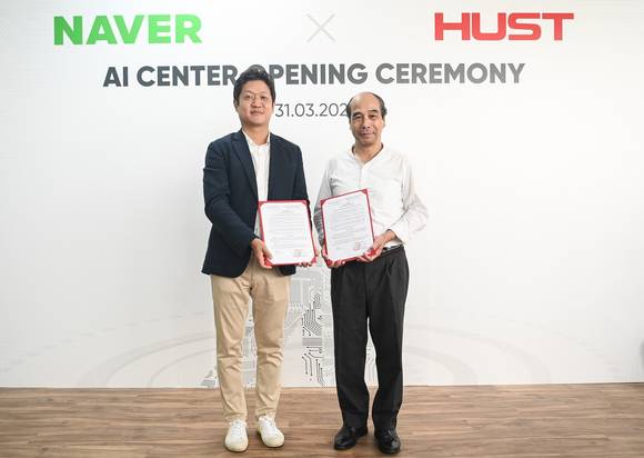 ▲박동진 네이버 베트남 법인장(왼쪽)과 호 투 바오 하노이과학기술대 과학부장이 공동 AI센터 개소식에서 기념촬영을 하고 있다. / 사진=네이버