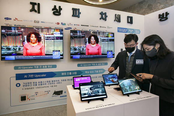 ▲박경모 캐스트닷에라 CTO(오른쪽 두 번째)가 2일 제주 호텔난타에서 5G-ATSC3.0 융합 방송서비스를 시연하고 있다. 캐스트닷에라는 SK텔레콤과 미국 최대 지상파 방송사 싱클레어가 만든 미디어 테크 합작회사로 이번 시연에서 중추적인 역할을 맡았다. / 사진=SK텔레콤