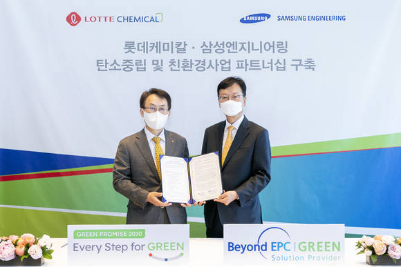 ▲잠실 롯데 시그니엘에서 열린 '탄소중립 및 친환경사업 파트너십 구축' MOU 체결식에서 김교현 롯데케미칼 통합 대표이사(왼쪽)과 최성안 삼성엔지니어링 대표가 기념사진을 촬영하고 있다. / 사진=롯데케미칼