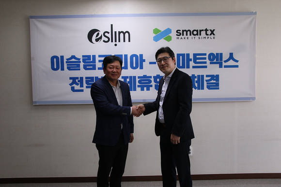 ▲윤영태 이슬림코리아 대표(왼쪽)와 곽진욱 스마트엑스 한국지사장이 전략적 제휴 협약을 체결한 뒤 악수하고 있다. / 사진=스마트엑스