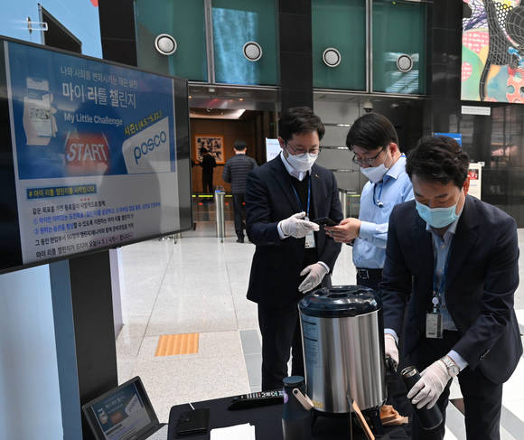 ▲포스코가 임직원을 대상으로 '마이 리틀 챌린지'를 진행한다. 위 사진은 '텀블러 사용하기' 챌린지에 참가 중인 한 직원이 모바일 앱을 활용해 텀블러 사용을 인증하는 모습 / 사진=포스코