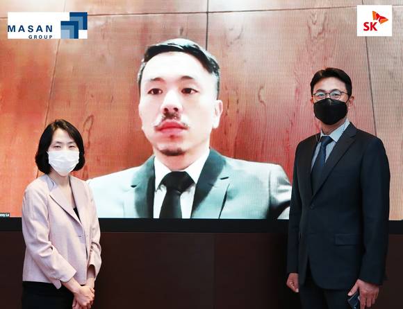 ▲박원철 SK동남아투자법인 대표(오른쪽)와 권혜조 부사장(왼쪽)이 6일 서울 종로구 SK서린빌딩에서 대니 레 마산그룹 CEO(가운데)와 화상으로 빈커머스 투자 계약을 체결한 뒤 기념촬영을 하고 있다. / 사진=SK