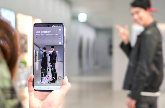 ▲SK텔레콤 점프AR 앱을 통해 디지털 페이커 콘텐츠를 즐기는 모습 / 사진=SK텔레콤