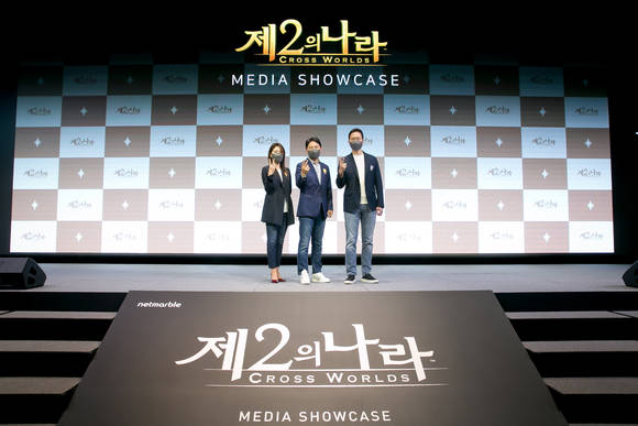 ▲(왼쪽부터) 조신화 넷마블 사업본부장, 권영식 넷마블 대표, 박범진 넷마블네오 개발총괄이 14일 ‘제2의 나라’ 미디어 쇼케이스에서 기념촬영을 하고 있다. / 사진=넷마블
