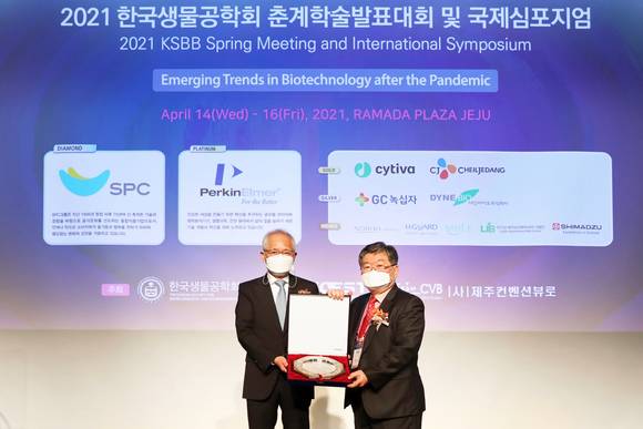 ▲제주도 라마다프라자 호텔에서 열린 ‘2021년 생물공학기업대상’ 시상식에서 서진호 SPC식품생명공학연구소장(왼쪽)과 한국생물공학회 이철균 회장이 기념촬영을 하고 있다. / 사진=SPC그룹
