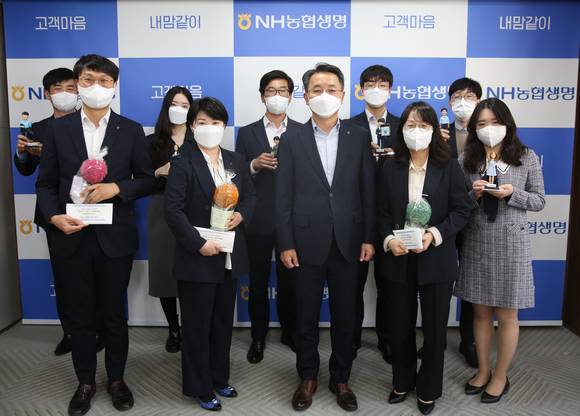 ▲김인태 NH농협생명 대표(앞줄 왼쪽 세 번째)와 우수팀 및 직원이 시상식을 기념해 사진을 촬영하고 있다. / 사진=NH농협생명