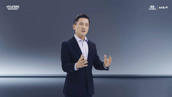 ▲이광국 현대차·기아 중국 사업총괄(사장)이 중국 전략 발표회 ‘라이징 어게인, 포 차이나(Rising again, For China)’에서 발표하고 있다 / 사진=현대차·기아
