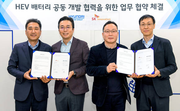 ▲(왼쪽부터) 최우석 현대차·기아 전동화개발센터 상무, 김유석 SK이노베이션 배터리마케팅본부장, 박찬영 현대차·기아 파워트레인부품구매사업부 상무, 이장원 SK이노베이션 배터리연구원장이 업무협약 체결식에서 기념촬영을 하고 있다 / 사진=현대차·기아