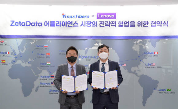 ▲이희상 티맥스티베로 대표(왼쪽)와 신규식 레노버 ISG 코리아 대표가 ‘제타데이터 어플라이언스 시장의 전략적 협업을 위한 협약’을 체결한 뒤 기념촬영을 하고 있다. / 사진=티맥스티베로