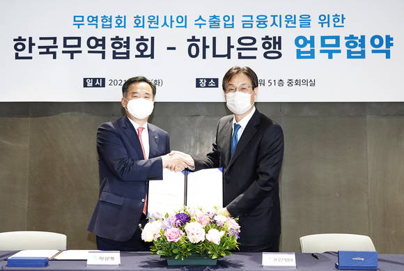 ▲업무협약식에서 박지환 하나은행 CIB그룹 부행장(왼쪽)과 이관섭 한국무역협회 부회장이 기념촬영을 하고 있다. / 사진=하나은행