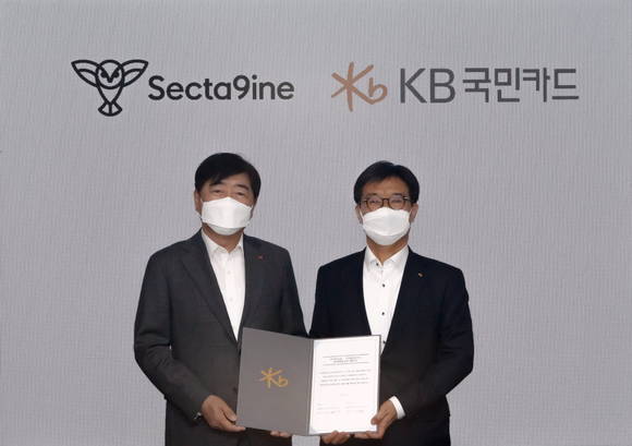 ▲지난 26일 오후 서울 종로구 내수동 KB국민카드 본사에서 열린 '해피포인트 PLCC' 출시 등을 위한 업무협약식 후 이동철 KB국민카드 사장(오른쪽)과 이경배 섹타나인 대표가 기념 촬영을 하고 있다. / 사진=KB국민카드
