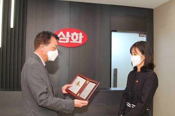 ▲박현희 삼화식품 이사가 아너소사이어티 회원패를 전달받고 있다 / 사진=삼화식품