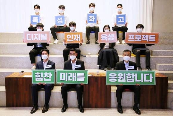 ▲최동수 우리금융지주 부사장(1열 가운데), 오지철 하트하트재단 회장(1열 오른쪽), 김상균 사회복지공동모금회 사무총장(1열 왼쪽)과 1, 2기 대표 장학생 4명(2열) 및 우리에프아이에스 임직원 멘토(3열)가 기념사진을 촬영하고 있다. / 사진=우리금융그룹
