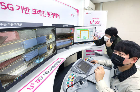 ▲LG유플러스는 부산항만공사와 함께 스마트항만 구축을 위한 5G 네트워크를 도입해 하역장비, 물류창고 등 다양한 분야에 활용할 예정이다. 사진은 부산항 5G로 원격제어되는 컨테이너 크레인과 관제실 / 사진=LG유플러스