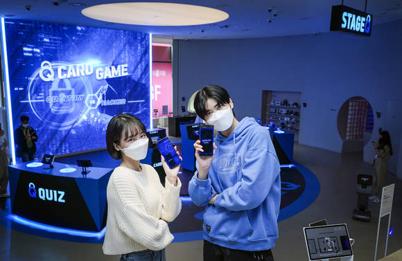 ▲SK텔레콤은 양자보안 5G 스마트폰 ‘갤럭시 퀀텀2’ 출시를 기념해 홍대 거리에 위치한 ICT 멀티플렉스 ‘T팩토리’에서 게임을 통해 퀀텀폰과 SK텔레콤의 구독서비스에 대한 이해를 높일 수 있는 이벤트 ‘스테이지 Q’ 행사를 진행한다. / 사진=SK텔레콤