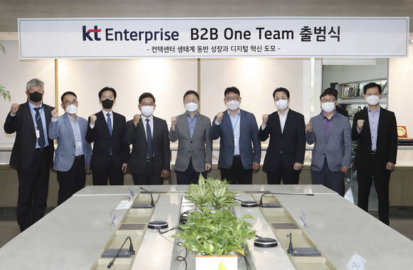▲(왼쪽부터) NHN다이퀘스트 강락근 대표, KT 엔터프라이즈부문 오훈용 제안·수행2본부장, 메타넷엠플랫폼 이상범 전무, KLCNS 배재한 전무, KT 엔터프라이즈부문 신수정 부문장, 마인드웨어웍스 한정진 이사, KMAC 안충근 센터장, 한솔인티큐브 조규형 이사, KT 엔터프라이즈부문 박정준 기업고객본부장 등 ‘B2B 원팀’ 컨택센터 DX 분과 참여기업 관계자들이 출범식 직후 기념촬영을 하고 있다. / 사진=KT