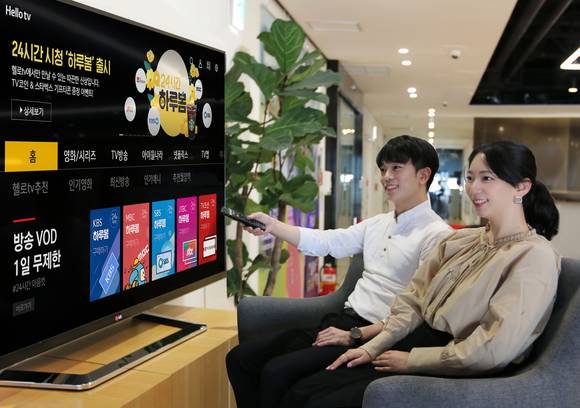 ▲LG헬로비전이 케이블TV 서비스 ‘헬로tv’에서 국내 최초 24시간 방송 VOD 무제한 이용권 ‘하루봄’ 출시했다. LG헬로비전 모델들이 헬로tv 하루봄 구매 화면 앞에서 출시를 홍보하고 있다. / 사진=LG헬로비전