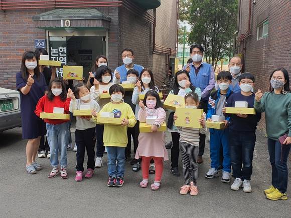 ▲포스코건설이 논현지역아동센터 아동들에게 어린이날 선물을 전달했다 / 사진=포스코건설