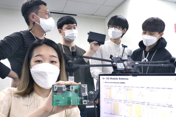 ▲LG유플러스는 에이스테크놀로지와 함께 다양한 산업군(B2B)의 단말기에서 폭넓게 사용 가능한 ‘고성능 5G 안테나 모듈’을 개발했다고 5일 밝혔다. 사진은 LG유플러스 직원이 안테나 모듈을 들어 보이고 있는 모습 / 사진=LG유플러스