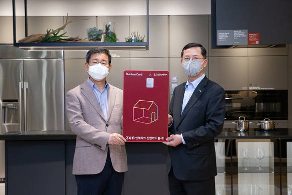 ▲강계웅 LG하우시스 대표(왼쪽)와 임영진 신한카드 대표가 'Z:IN 인테리어 카드 출시 협약식'에서 기념촬영을 하고 있다 / 사진=LG하우시스