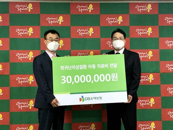 ▲박성식 DB손해보험 고객상품전략실 부사장(왼쪽)과 이태영 한국희귀난치성질환연합회장이 기념촬영을 하고 있다. / 사진=DB손해보험