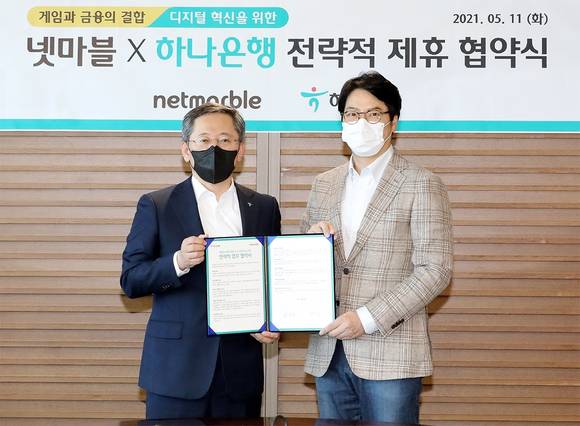 ▲이승원 넷마블 대표(오른쪽)와 박성호 하나은행장이 11일 하나은행 본사에서 전략적 업무협약을 체결한 뒤 기념촬영을 하고 있다. / 사진=넷마블