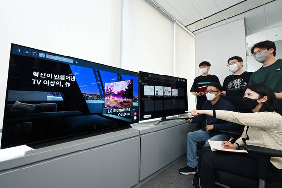 ▲LG전자가 2018년부터 작넌까지 출시한 웹OS TV에 대규모 SW 업그레이드를 진행한다. 고객들은 업그레이드를 통해 기존 모델에서도 최신 웹OS 브라우저의 신기능을 이용할 수 있다. LG전자 연구원들이 최신 TV와 재작년 출시된 제품에 각각 탑재된 웹OS 브라우저를 비교하며 테스트를 하고 있다. / 사진=LG전자