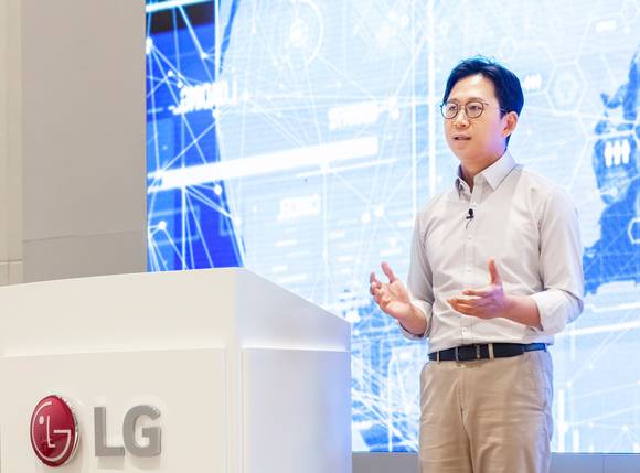 ▲배경훈 LG AI연구원장이 17일 비대면으로 진행된 ‘AI 토크 콘서트’에서 초거대 인공지능 개발에 1억 달러를 투자한다고 발표하고 있다. / 사진=LG