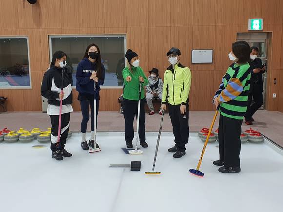 ▲가수 인순이(왼쪽 세 번째) 등 ‘우승하고가수’ 팀 선수들이 제2회 의정부-한스타 연예인 컬링대회를 앞두고 훈련하고 있다. / 사진=SBO