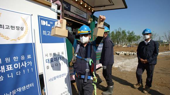 ▲서울 강서구 방화동 DL이앤씨 서남물재생센터 현장에 근로자들을 위한 커피차가 배달됐다 / 사진=DL이앤씨