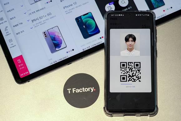 ▲‘PASS 모바일운전면허 확인서비스’가 24일부터 T월드 매장에서 기기변경 개통 및 CS업무 처리를 위한 신원확인에 이용된다. / 사진=SK텔레콤