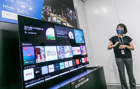 ▲LG전자가 올해 출시한 차세대 올레드 TV인 ‘LG 올레드 에보’가 일본 최고 권위 AV 전문지 하이비로부터 61인치 이상 OLED TV 가운데 최고제품으로 선정됐다. 사진은 LG전자 일본법인 관계자가 지난주 도쿄에서 열린 LG TV 신제품 소개 행사에서 LG 올레드 에보를 소개하는 모습 / 사진=LG전자