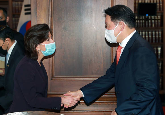 ▲최태원 대한상공회의소 회장(오른쪽)이 지난 21일(현지시간) 미국 워싱턴 D.C에서 열린 한미 비즈니스 라운드 테이블에 참석, 지나 레이몬도 미국 상무부 장관과 악수를 나누고 있다. / 사진 = 대한상의