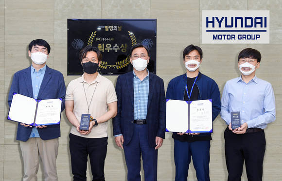 ▲2021 ‘발명의 날’ 행사에서 (왼쪽부터) 성주영 책임연구원, 오지원 책임연구원, 이근석 책임연구원, 김남균 책임연구원 등 최우수상 수상자들이 박정국 사장과 기념촬영을 하고 있다 / 사진=현대차·기아