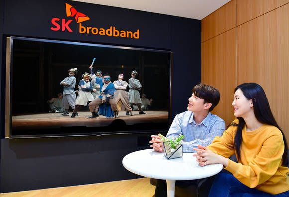 ▲SK브로드밴드는 국내 순수 창작 뮤지컬 ‘스웨그에이지: 외쳐, 조선!’의 공연실황을 B tv VOD를 통해 선보인다. / 사진=SK브로드밴드